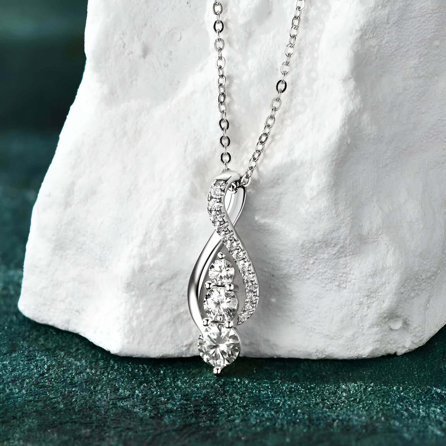 Collier pendentif chute fluide en argent 925 plaqué or blanc et moissanites serties griffes vue de face.