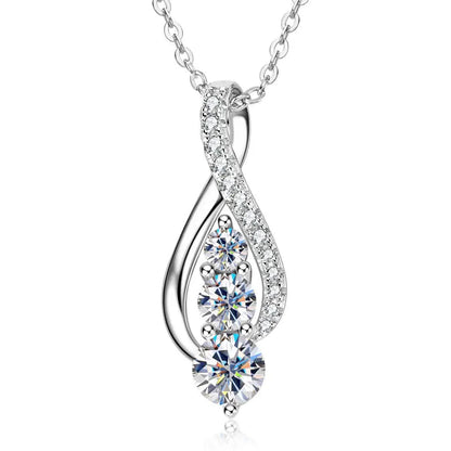 Pendentif chute fluide en argent sterling 925 plaqué or blanc et moissanites serties griffes sur fond blanc.