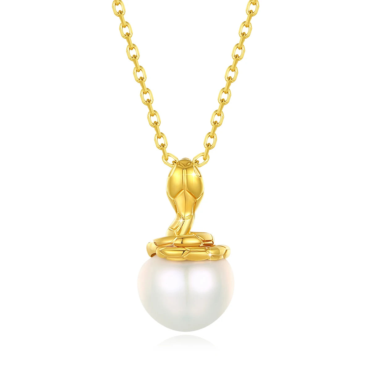 Pendentif cobra doré Sarah en or jaune 18K et perle naturelle nacrée sur fond blanc.