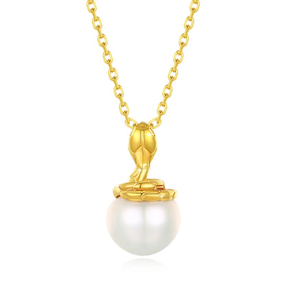 Pendentif cobra doré Sarah en or jaune 18K et perle naturelle nacrée sur fond blanc.