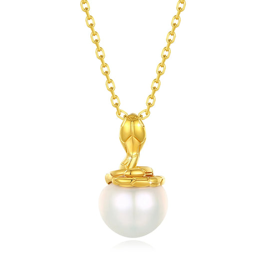 Pendentif cobra doré Sarah en or jaune 18K et perle naturelle nacrée sur fond blanc.