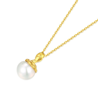 Pendentif fantaisie cobra en or jaune et perle nacrée à plat.