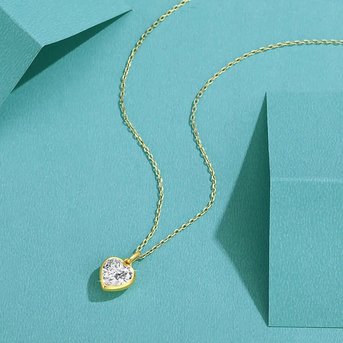 Pendentif cœur solitaire en or jaune et diamant synthétique vue du dessus.