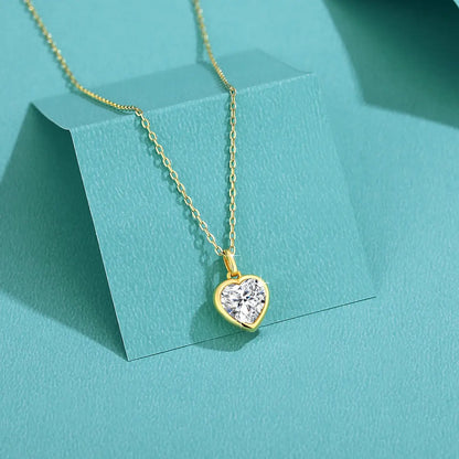 Pendentif cœur solitaire en or jaune et diamant synthétique posé.