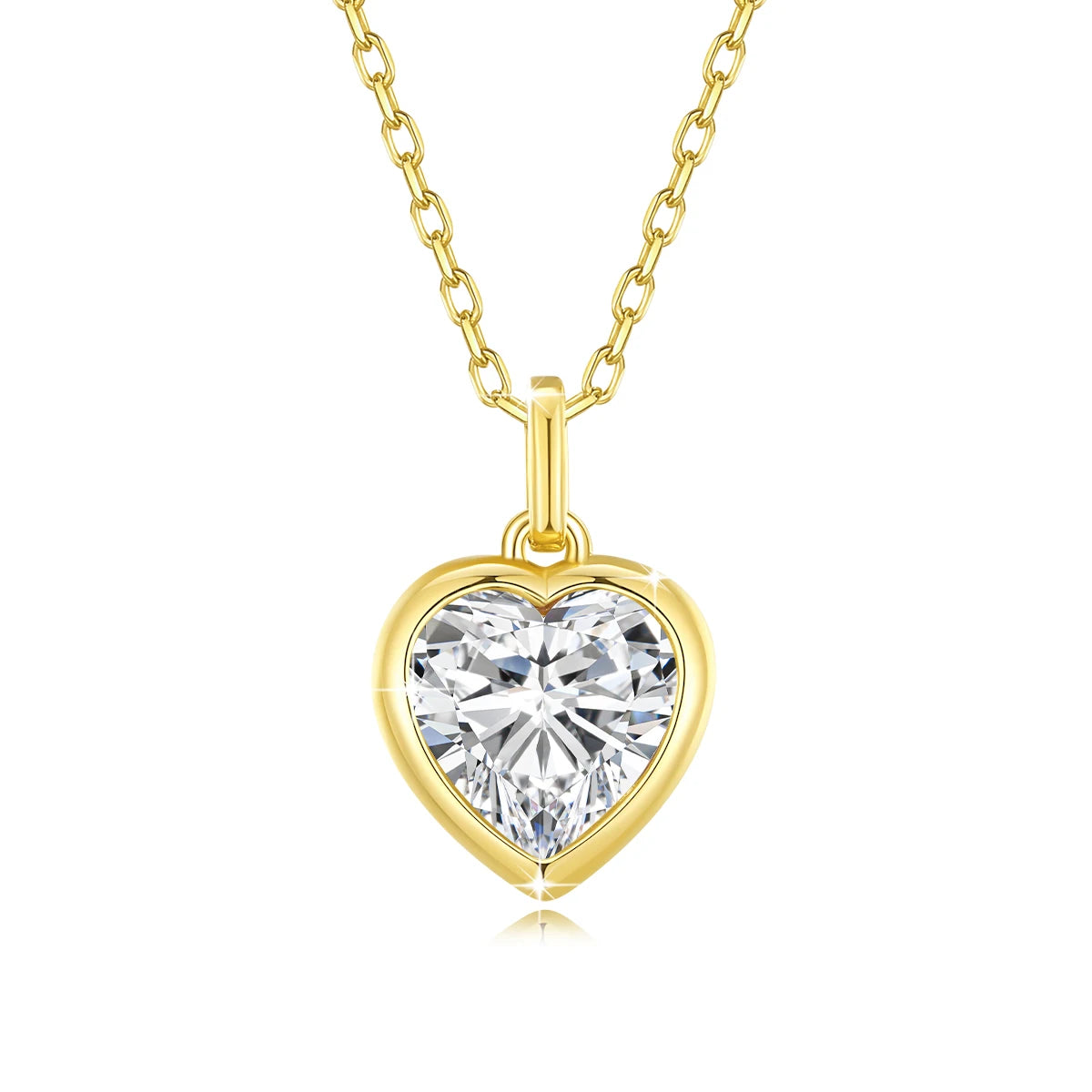 Pendentif cœur solitaire en or jaune et diamant synthétique sur fond blanc.