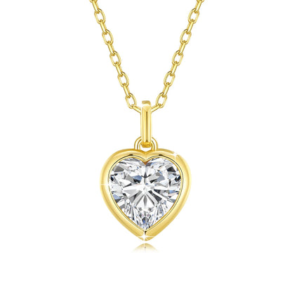 Pendentif cœur solitaire en or jaune et diamant synthétique sur fond blanc.