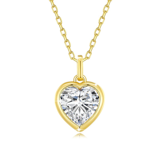 Pendentif cœur solitaire en or jaune et diamant synthétique sur fond blanc.