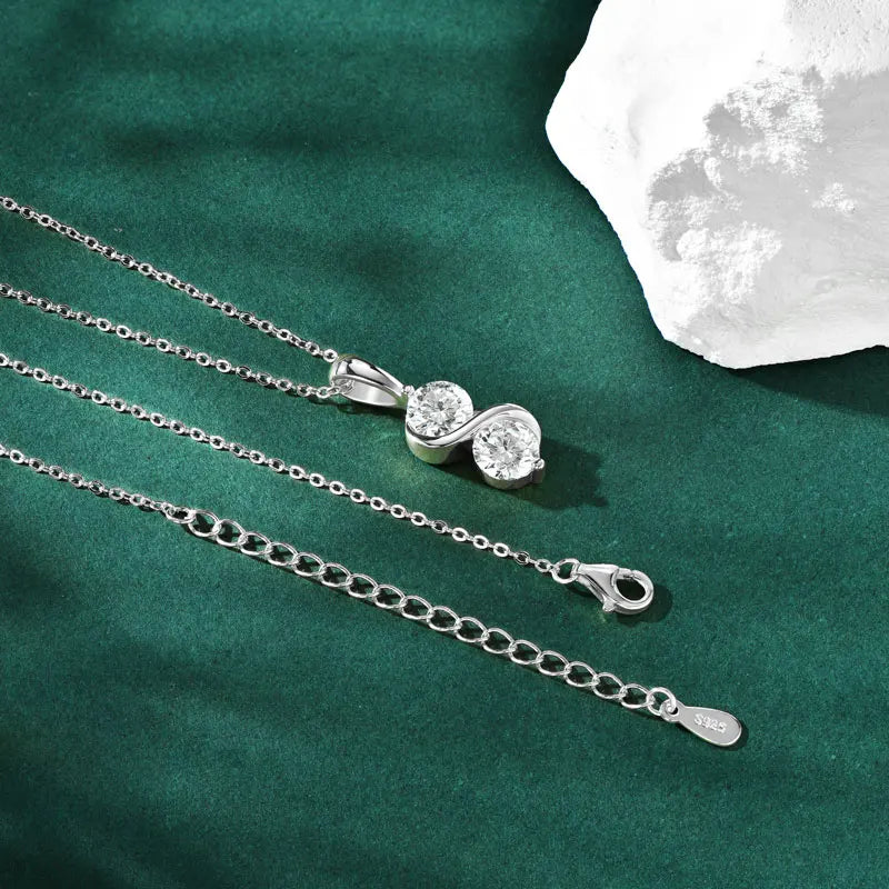 Pendentif courbé en argent sterling 925 plaqué or blanc et double moissanites serties invisible vue de côté.