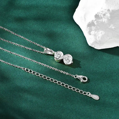 Pendentif courbé en argent sterling 925 plaqué or blanc et double moissanites serties invisible vue de côté.