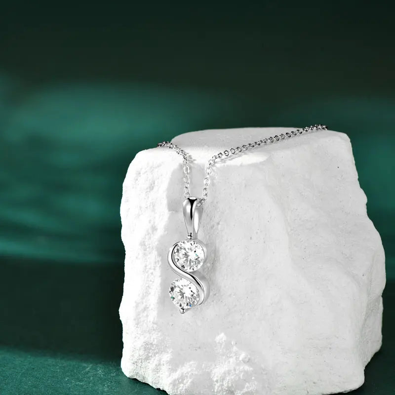 Pendentif courbé en argent 925 plaqué or blanc discret et double moissanites serties invisible vue de face.