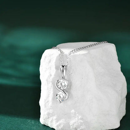 Pendentif courbé en argent 925 plaqué or blanc discret et double moissanites serties invisible vue de face.