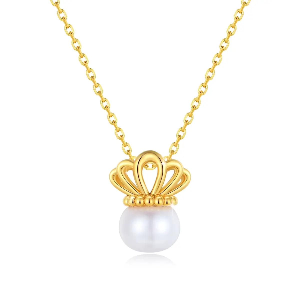 Pendentif couronne de la reine Elisabeth en or jaune 18K et perle ovale sur fond blanc.