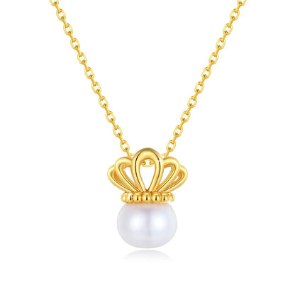 Pendentif couronne de la reine Elisabeth en or jaune 18K et perle ovale sur fond blanc.