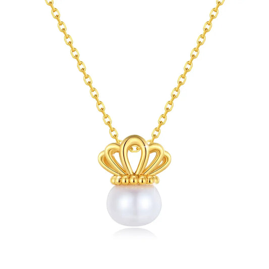 Pendentif couronne de la reine Elisabeth en or jaune 18K et perle ovale sur fond blanc.
