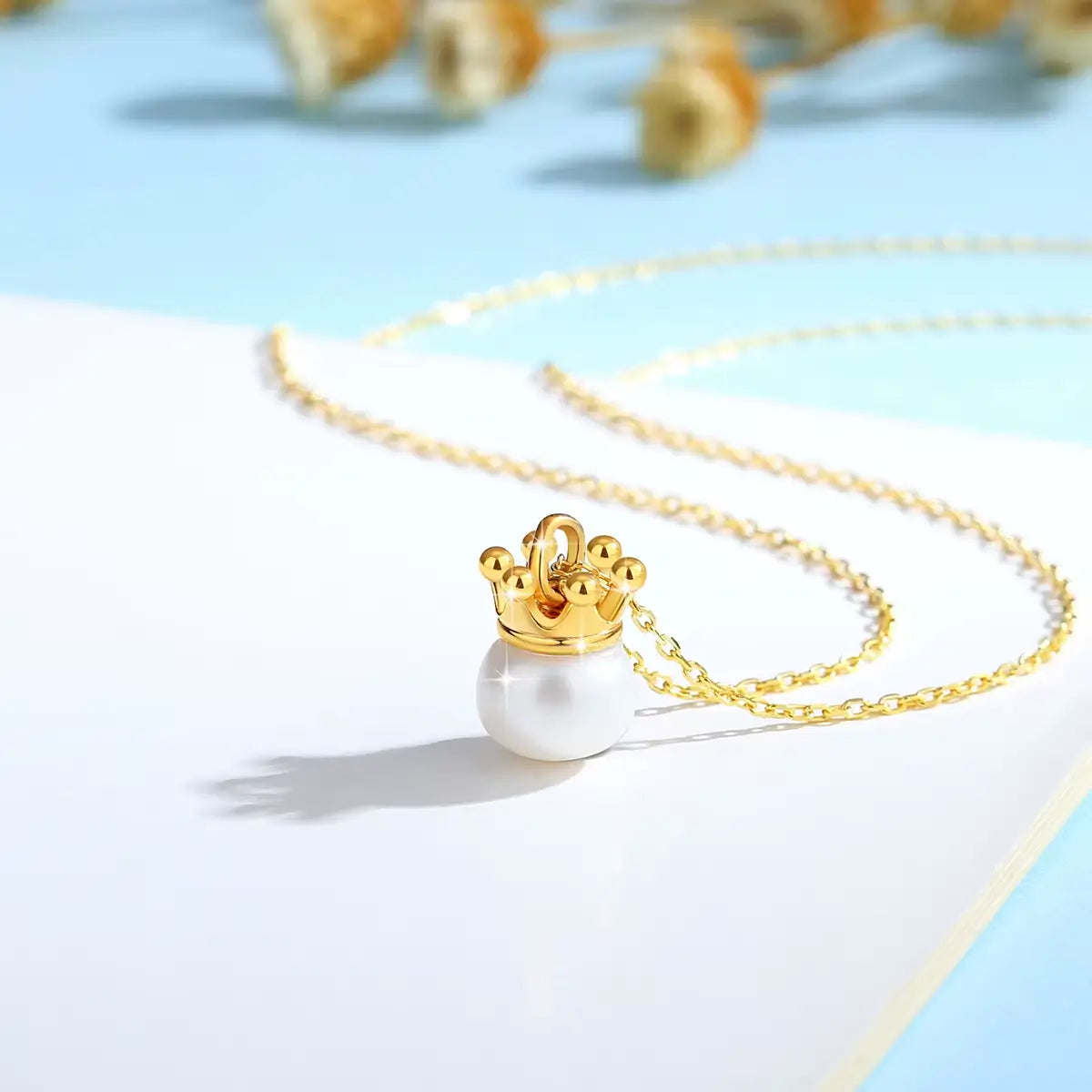 Pendentif couronne du roi Louis en or jaune 18K chaleureux et perle naturelle debout.