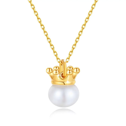 Pendentif couronne du roi Louis en or jaune 18K et perle naturelle sur fond blanc.