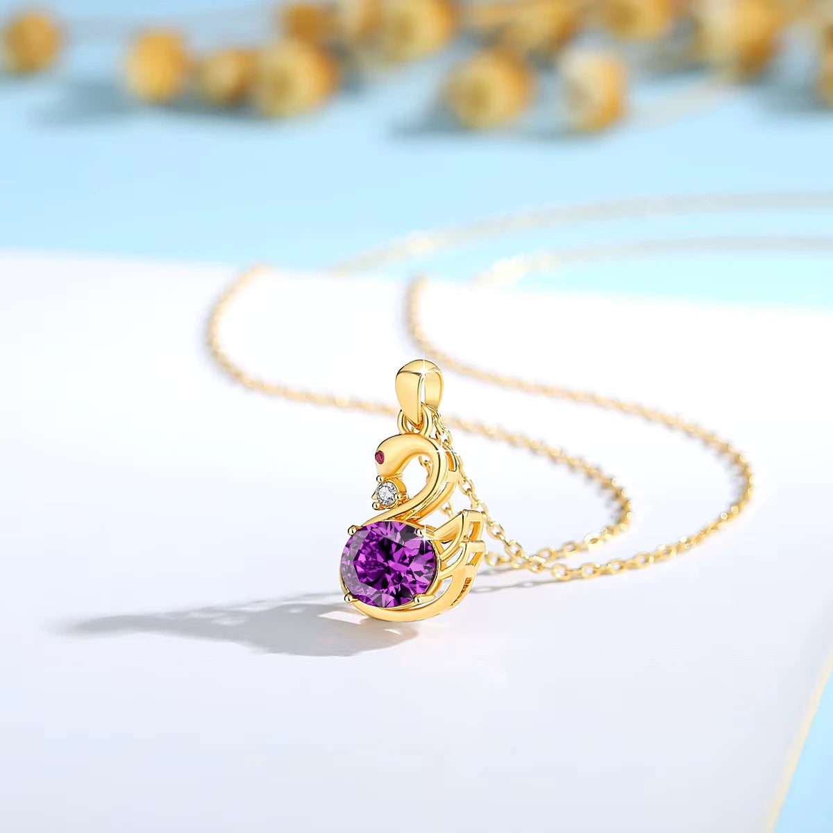Pendentif cygne améthyste impérial Livie en or jaune 18K monté d'un diamant et d'un rubis envoûtant debout.
