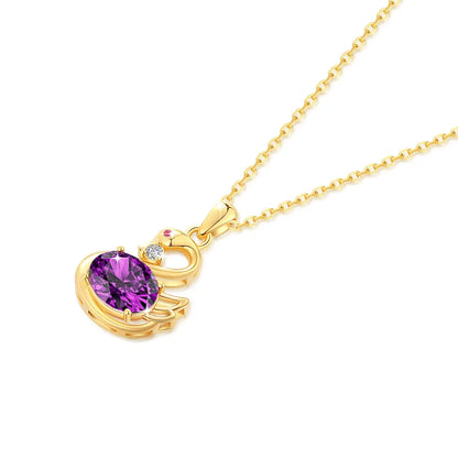 Pendentif cygne améthyste impérial Livie en or jaune 18K lumineux monté d'un diamant et d'un rubis à plat.