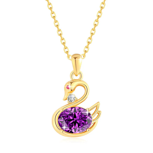 Pendentif cygne améthyste impérial Livie en or jaune 18K monté d'un diamant et d'un rubis sur fond blanc.