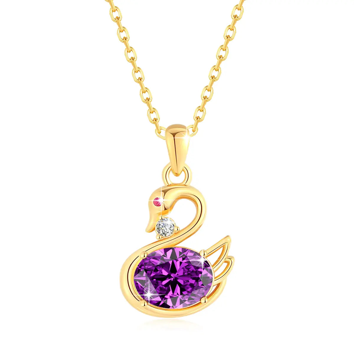 Pendentif cygne améthyste en or jaune orné d'un rubis et d'un diamant naturel sur fond blanc.