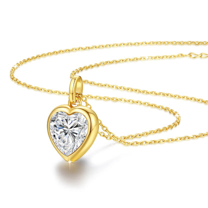 Pendentif diamant cœur serti clos Lotso en or jaune 14K rayonnant vue de côté.