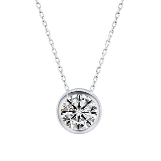 Pendentif diamant serti clos en or blanc 18K sur fond blanc.