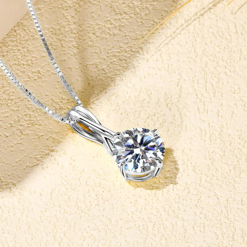 Pendentif echevêtré en argent plaqué or blanc et moissanite solitaire vue de côté.