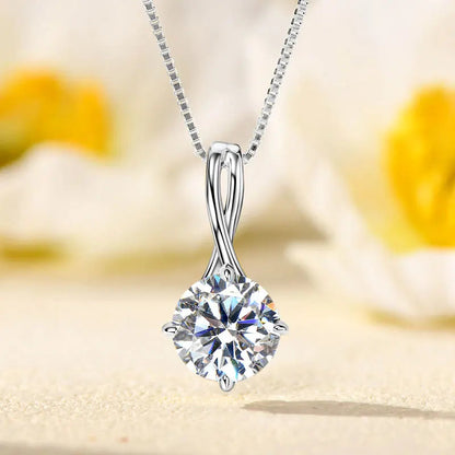 Pendentif echevêtré en argent plaqué or blanc et moissanite solitaire vue de face.