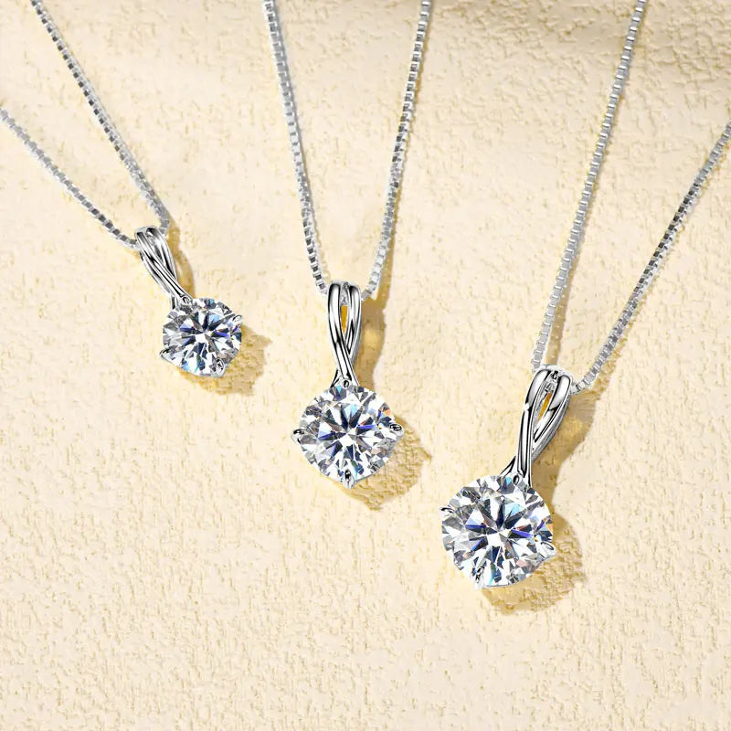 Pendentif echevêtré en argent 925 plaqué or blanc et moissanite solitaire variantes 1, 2 et 3 carats à plat.