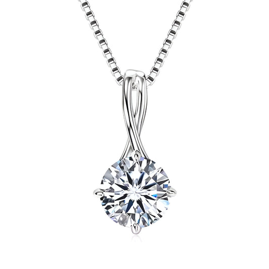 Pendentif echevêtré en argent plaqué or blanc et moissanite solitaire sur fond blanc.