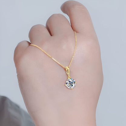 Pendentif entrelacé oriana en argent 925 plaqué or jaune et diamant solitaire sur le dos d'une main de femme vue de face.