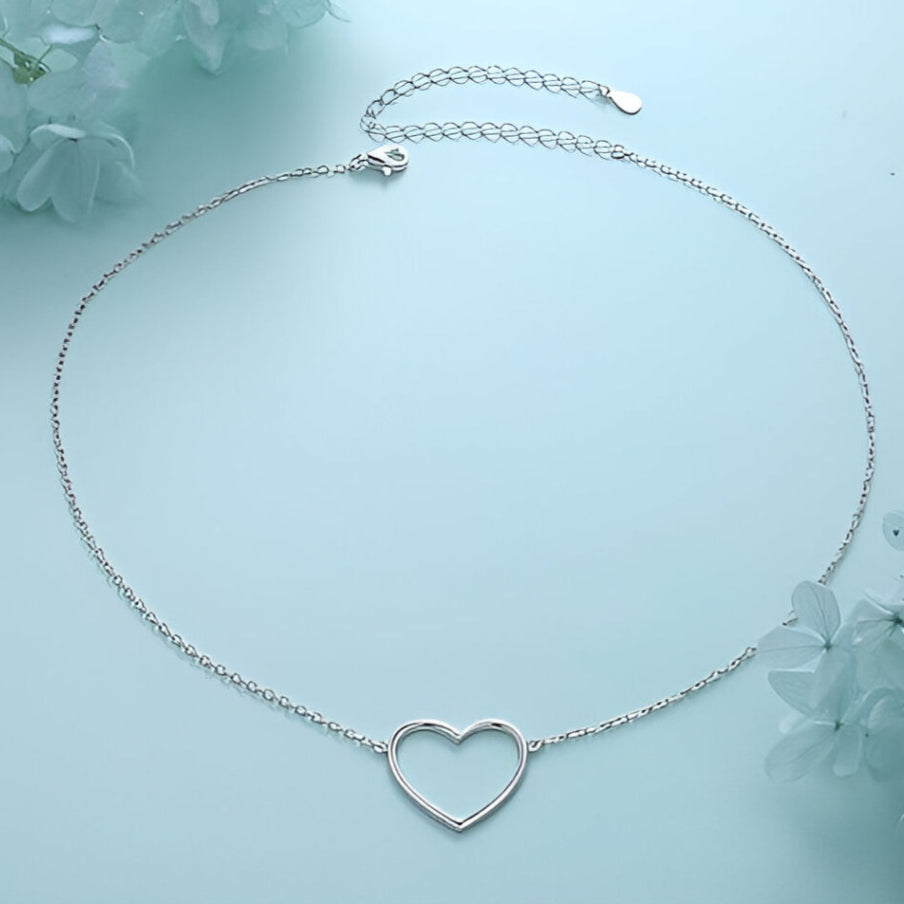 Collier pendentif fantaisie cœur en acier platiné plaqué or blanc en entier.