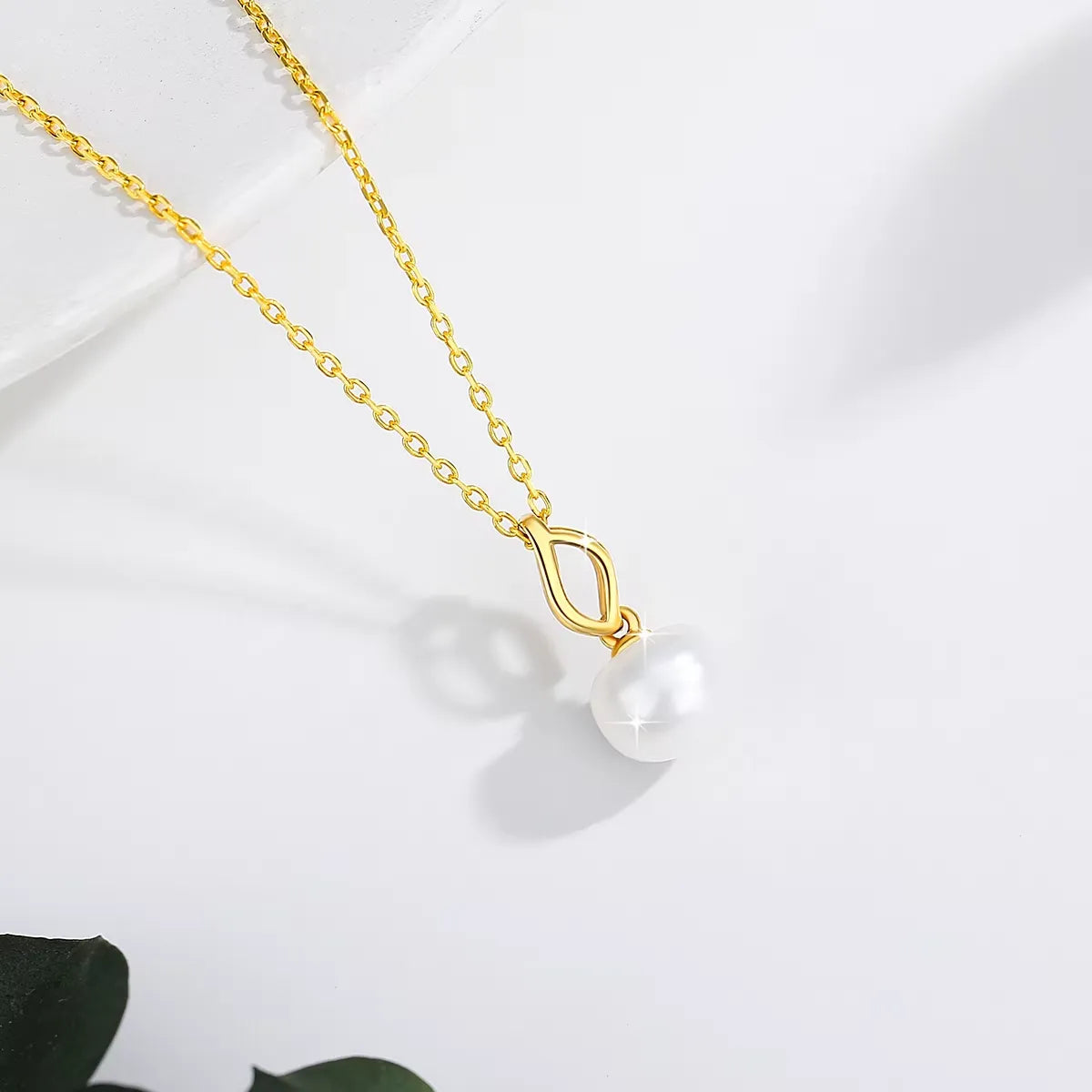 Pendentif flamme dorée Nérhi en or jaune 18K rayonnant et perle naturelle nacrée à plat.