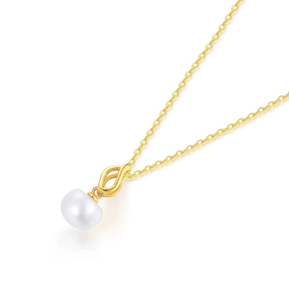 Pendentif flamme dorée Nérhi en or jaune 18K chaleureux et perle naturelle nacrée posé.