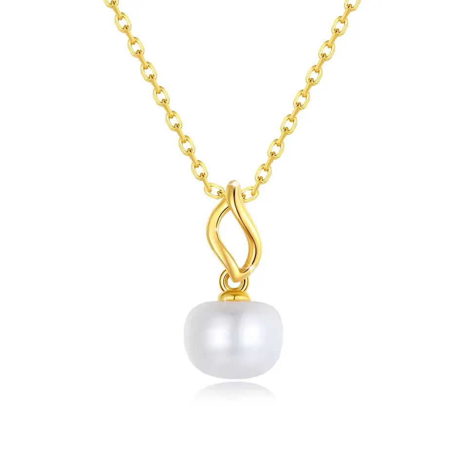 Pendentif flamme dorée Nérhi en or jaune 18K et perle naturelle nacrée sur fond blanc.