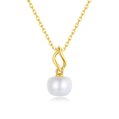 Pendentif flamme dorée Nérhi en or jaune 18K et perle naturelle nacrée sur fond blanc.