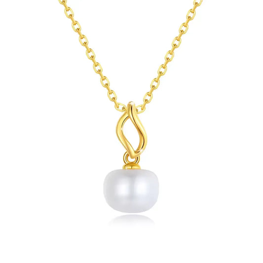 Pendentif flamme dorée Nérhi en or jaune 18K et perle naturelle nacrée sur fond blanc.