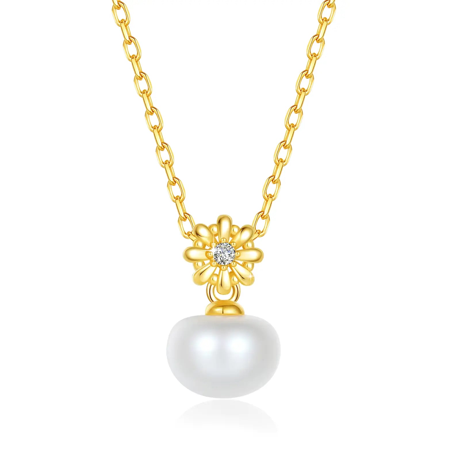 Pendentif fleur de marguerite Solénia en or jaune 18K orné d'un diamant et d'une perle naturelle sur fond blanc.