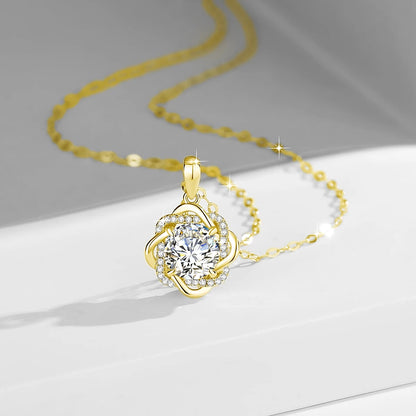 Collier fleur doré en or jaune orné d'un pendentif serti de diamants naturels en zircon et d'un diamant synthétique en moissanite debout.