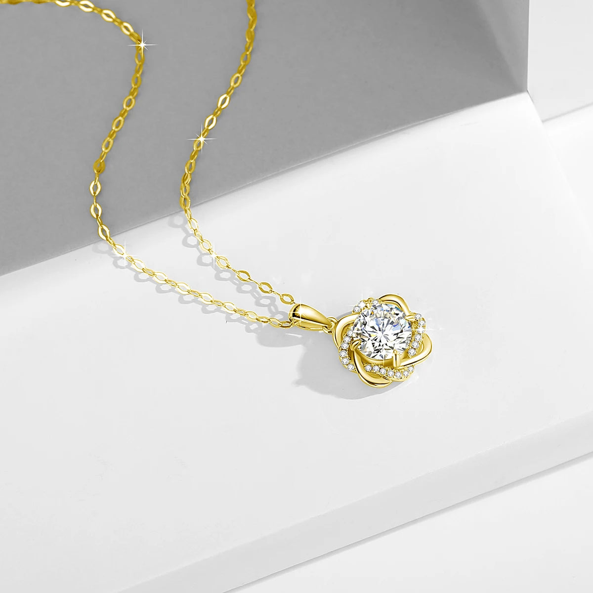 Collier fleur doré en or jaune orné d'un pendentif serti de diamants naturels en zircon et d'un diamant synthétique en moissanite à plat.
