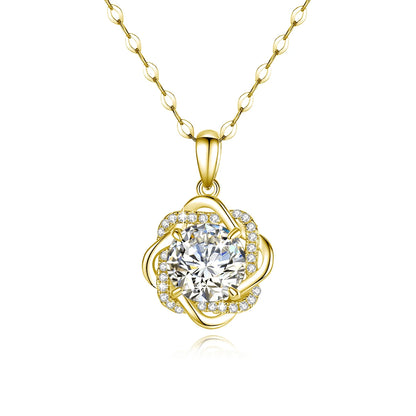 Collier fleur doré en or jaune orné d'un pendentif serti de diamants naturels en zircon et d'un diamant synthétique en moissanite sur fond blanc.