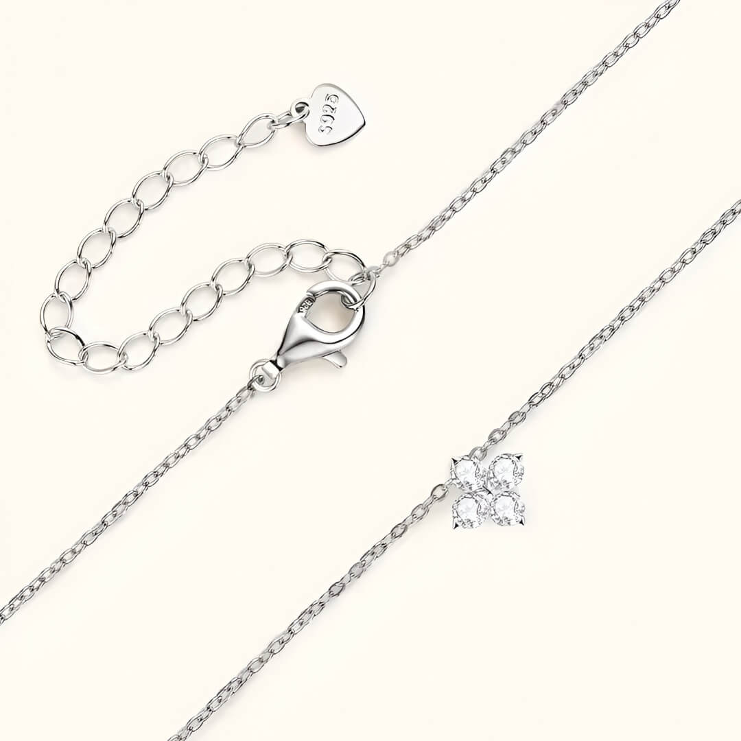 Pendentif fleur solitaire en argent sterling 925 plaqué or blanc et diamants à plat vue du dessus.