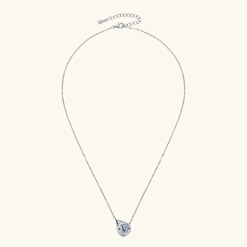 Pendentif goutte argenté en argent sterling 925 plaqué or blanc et moissanite solitaire éclatante vue en entier.