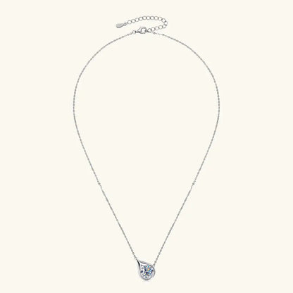 Pendentif goutte argenté en argent sterling 925 plaqué or blanc et moissanite solitaire éclatante vue en entier.