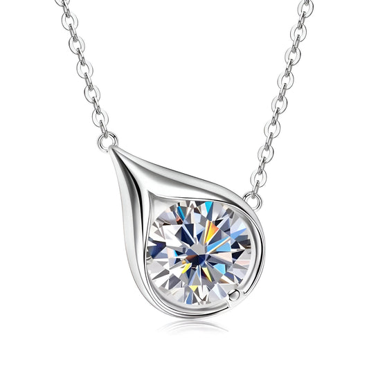 Pendentif goutte argenté en argent 925 plaqué or blanc et moissanite solitaire sur fond blanc.