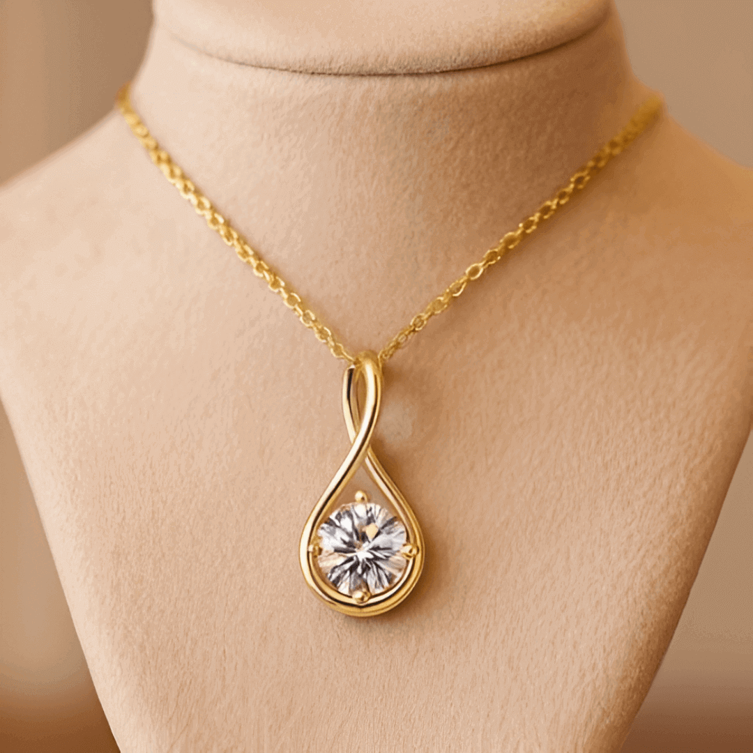 Pendentif goutte courbé Séraphin en argent 925 plaqué or jaune et diamant solitaire étincelant porté par un mannequin vue de proche.