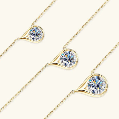 Pendentif goutte d'eau en or jaune et diamant synthétique vue de côté.