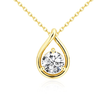 Pendentif goutte d'eau solitaire en or jaune et diamant synthétique sur fond blanc.