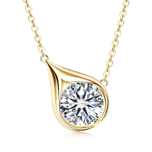 Pendentif goutte doré en argent 925 plaqué or jaune et diamant solitaire sur fond blanc.