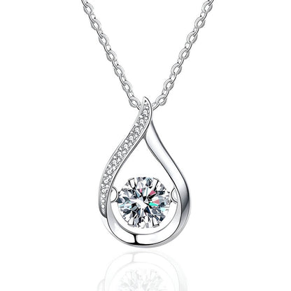Collier goutte serti tension en or blanc orné de diamants naturels & synthétiques sur fond blanc.